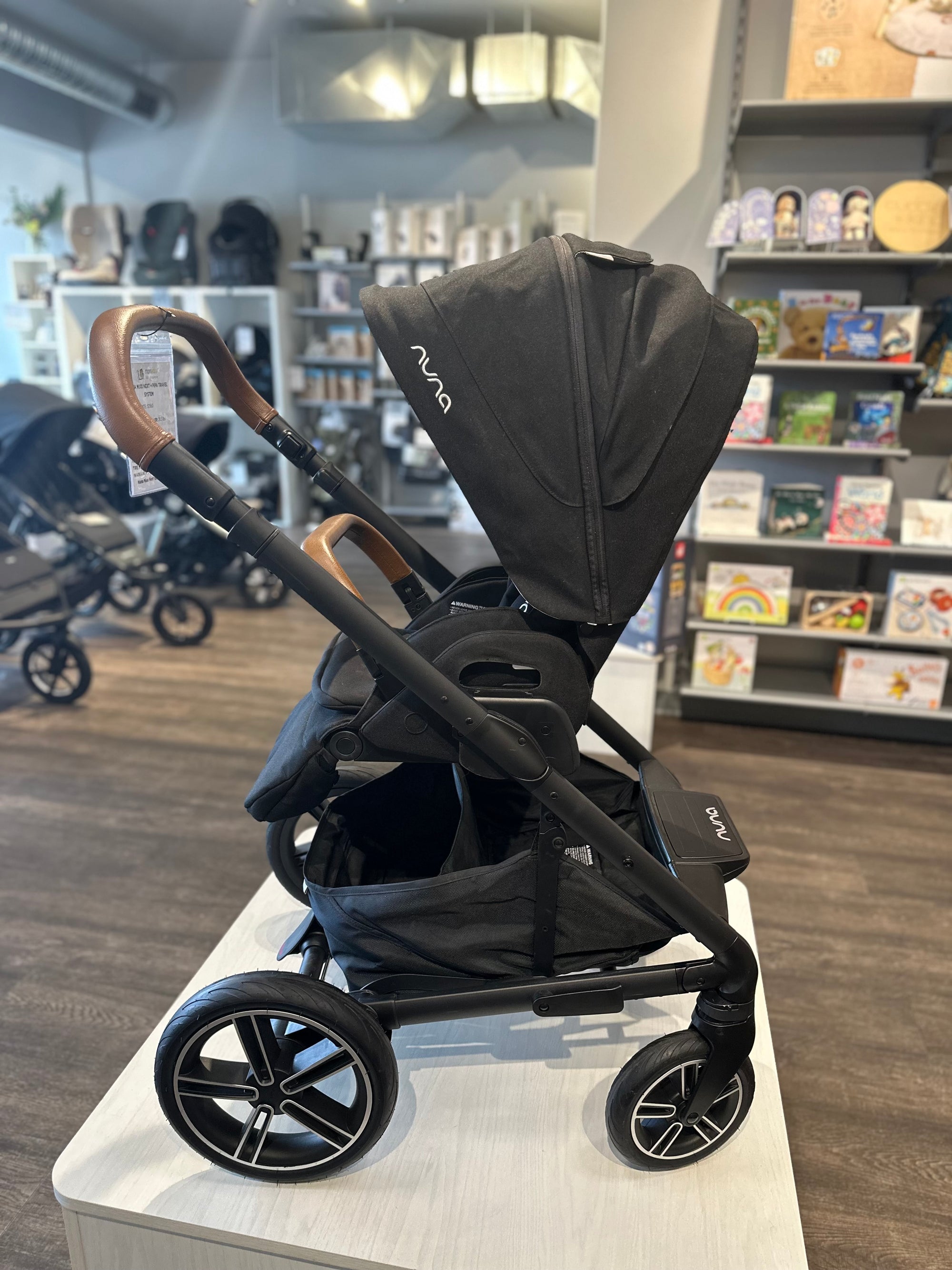 FLOOR MODEL Nuna MIXX Next Stroller - Caviar